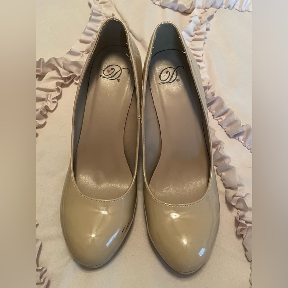 D Heart Nude Pumps Size 8.5